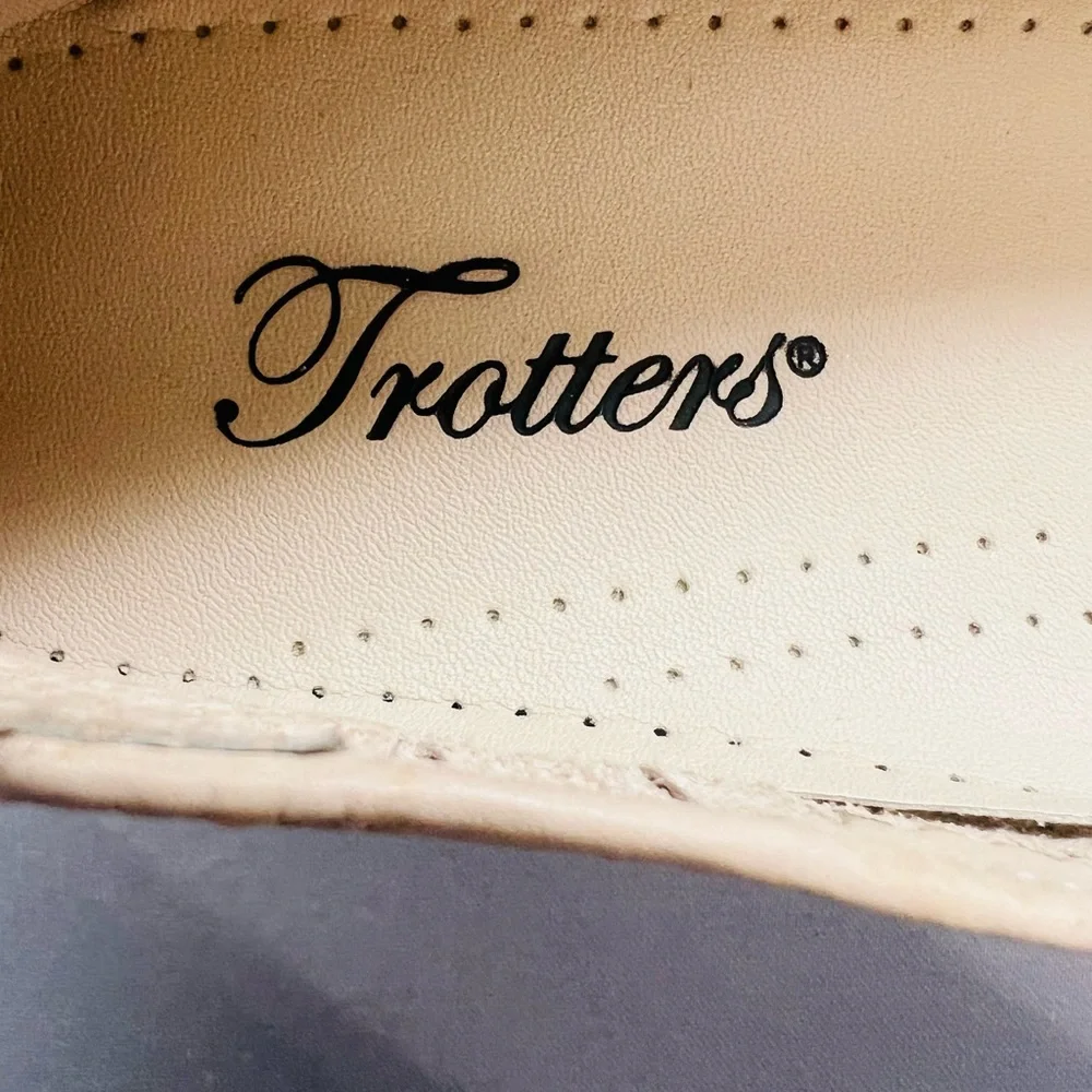 Trotters Women's Beige Woven Flats